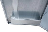 Peetz Sattelschrank ab 106 x 60 x 60 cm, verzinktes Stahlblech, 1 Hutablage, 2 Rundrohrstützen schwarz, 4 verzinkte Trensenhaken, Flaschenhalter i.d. Tür, Zylinderschloss incl. 2 Schlüssel