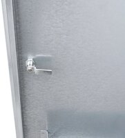 Peetz Sattelschrank ab 106 x 60 x 60 cm, verzinktes Stahlblech, 1 Hutablage, 2 Rundrohrstützen schwarz, 4 verzinkte Trensenhaken, Flaschenhalter i.d. Tür, Zylinderschloss incl. 2 Schlüssel