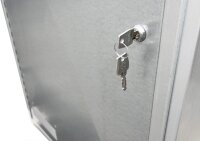 Peetz Sattelschrank ab 106 x 60 x 60 cm, verzinktes Stahlblech, 1 Hutablage, 2 Rundrohrstützen schwarz, 4 verzinkte Trensenhaken, Flaschenhalter i.d. Tür, Zylinderschloss incl. 2 Schlüssel