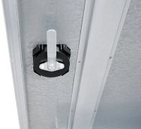 Peetz Sattelschrank ab 106 x 60 x 60 cm verzinktes Stahlblech, 1 Hutablage, 2 Sattelträger schwarz, 4 Kunststoff-Trensenhalter schwarz, 1 Flaschenhalter, 1 Griffmuldenschloss