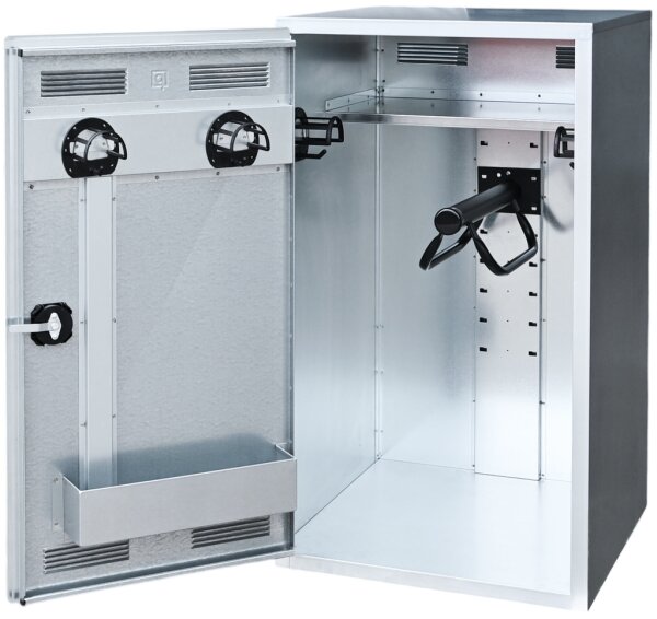 Peetz Sattelschrank ab 106 x  60 x 60 cm, verzinktes Stahlblech,  1 Hutablage, 1 Sattelträger schwarz, 4 Kunststoff-Trensenhalter schwarz, 1 Flaschenhalter, 1 Griffmuldenschloss