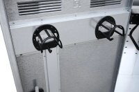 Peetz Sattelschrank ab 106 x  60 x 60 cm, verzinktes Stahlblech,  1 Hutablage, 1 Sattelträger schwarz, 4 Kunststoff-Trensenhalter schwarz, 1 Flaschenhalter, 1 Griffmuldenschloss