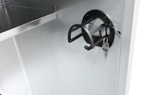 Peetz Sattelschrank ab 106 x  60 x 60 cm, verzinktes Stahlblech,  1 Hutablage, 1 Sattelträger schwarz, 4 Kunststoff-Trensenhalter schwarz, 1 Flaschenhalter, 1 Griffmuldenschloss