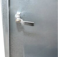 Peetz Sattelschrank ab 106 x 60 x 60 cm, verzinktes Stahlblech, 1 Hutablage, 1 Ablage, 1 Rundrohrstütze schwarz, 4 verzinkte Trensenhaken, 1 Flaschenhalter, 1 Zylinderschloss