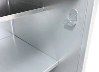 Peetz Sattelschrank ab 106 x 60 x 60 cm, verzinktes Stahlblech, 1 Hutablage, 2 Ablagen, 4 verzinkte Trensenhaken, 1 Flaschenhalter, 1 Zylinderschloss