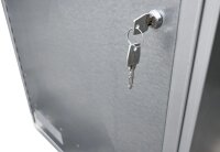 Peetz Sattelschrank ab 106 x 60 x 60 cm, verzinktes Stahlblech, 1 Hutablage, 2 Ablagen, 4 verzinkte Trensenhaken, 1 Flaschenhalter, 1 Zylinderschloss