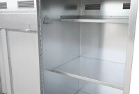 Peetz Sattelschrank ab 180 x 60 x 60 cm, verzinktes Stahlblech, 1 Hutablage, 3 Ablagen, 4 verzinkte Trensenhalter, 1 Flaschenhalter, 1 Griffmuldenschloss incl. 3Punktverriegelung