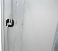 Peetz Sattelschrank ab 180 x 60 x 60 cm, verzinktes Stahlblech, 1 Hutablage, 3 Ablagen, 4 verzinkte Trensenhalter, 1 Flaschenhalter, 1 Griffmuldenschloss incl. 3Punktverriegelung