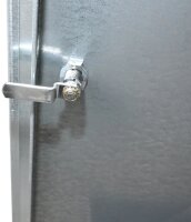 Peetz Sattelschrank ab 180 x 60 x 60 cm, verzinktes Stahlblech, 1 Hutablage, 3 Ablagen, 4 verzinkte Trensenhalter, 1 Flaschenhalter, 1 Griffmuldenschloss incl. 3Punktverriegelung