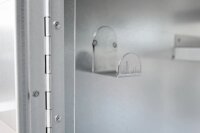 Peetz Sattelschrank ab 180 x 60 x 60 cm, verzinktes Stahlblech, 1 Hutablage, 3 Ablagen, 4 verzinkte Trensenhalter, 1 Flaschenhalter, 1 Griffmuldenschloss incl. 3Punktverriegelung