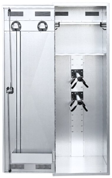 Peetz Sattelschrank ab 180 x 60 x 60 cm, verzinktes Stahlblech, 2 Sattelträger schwarz, 2 Ablagen, 4 Kunststoff-Trensenhalter schwarz, 1 Flaschenhalter, Griffmuldenschloss, 3Punkt-Verriegelung