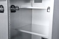 Peetz Sattelschrank ab 180 x 60 x 60 cm, verzinktes Stahlblech, 2 Sattelträger schwarz, 2 Ablagen, 4 Kunststoff-Trensenhalter schwarz, 1 Flaschenhalter, Griffmuldenschloss, 3Punkt-Verriegelung
