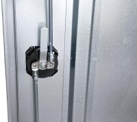 Peetz Sattelschrank ab 180 x 60 x 60 cm, verzinktes Stahlblech, 2 Sattelträger schwarz, 2 Ablagen, 4 Kunststoff-Trensenhalter schwarz, 1 Flaschenhalter, Griffmuldenschloss, 3Punkt-Verriegelung