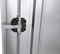 Peetz Sattelschrank ab 180 x 60 x 60 cm, verzinktes Stahlblech, 2 Sattelträger schwarz, 2 Ablagen, 4 Kunststoff-Trensenhalter schwarz, 1 Flaschenhalter, Griffmuldenschloss, 3Punkt-Verriegelung