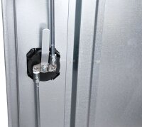 Peetz Sattelschrank 180 x 70 x 70 cm, verzinktes Stahlblech, 2 Ablagen, 2 Sattelträger schwarz, 4 Kunststoff-Trensenhalter schwarz
